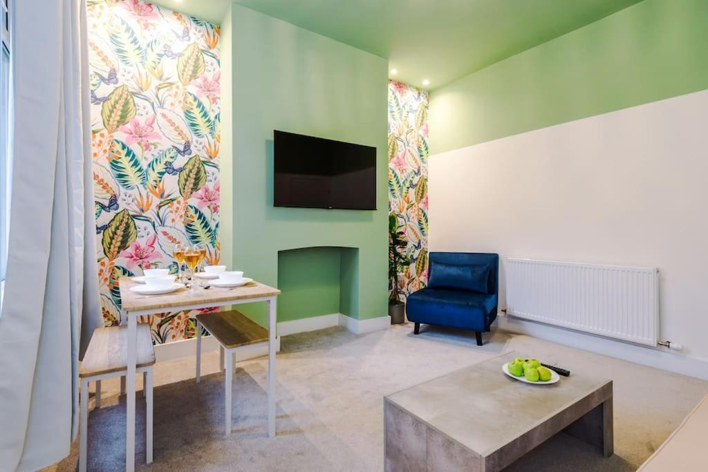 5 Bed Salford Sanctuary Retreat Villa แมนเชสเตอร์ ภายนอก รูปภาพ