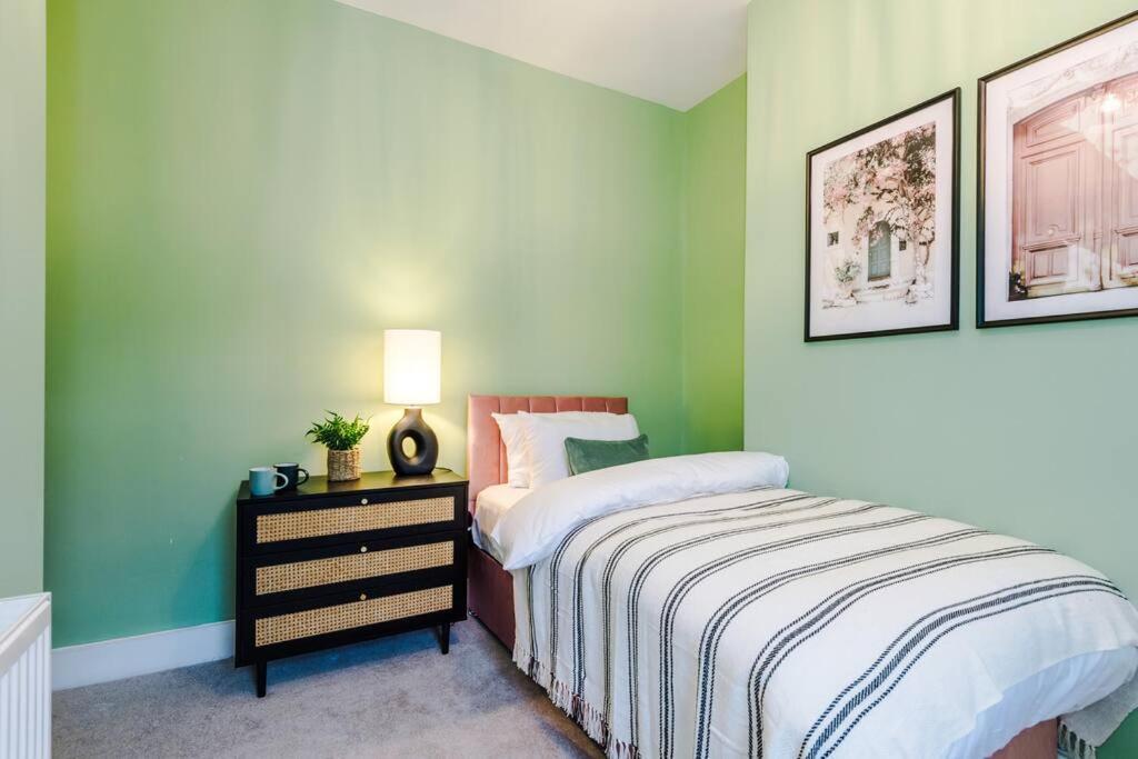 5 Bed Salford Sanctuary Retreat Villa แมนเชสเตอร์ ภายนอก รูปภาพ