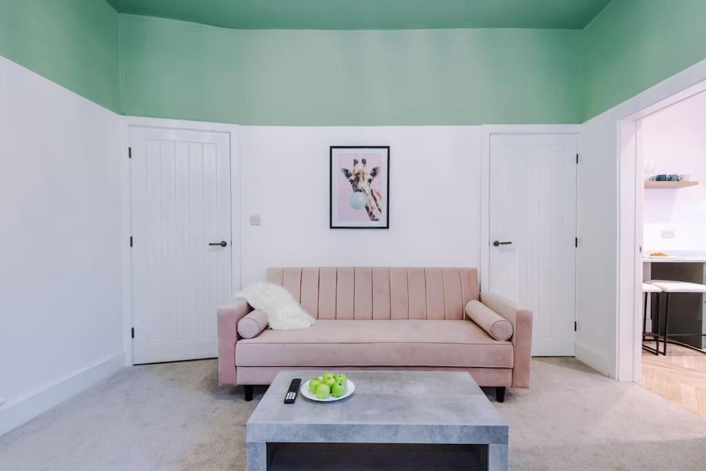 5 Bed Salford Sanctuary Retreat Villa แมนเชสเตอร์ ภายนอก รูปภาพ