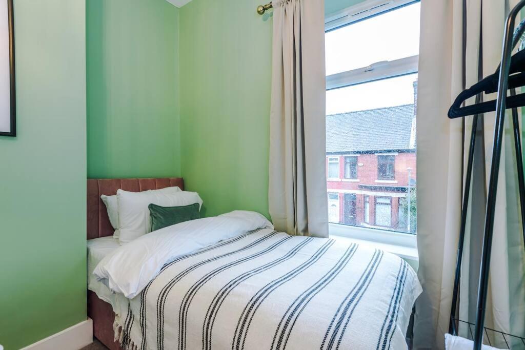 5 Bed Salford Sanctuary Retreat Villa แมนเชสเตอร์ ภายนอก รูปภาพ