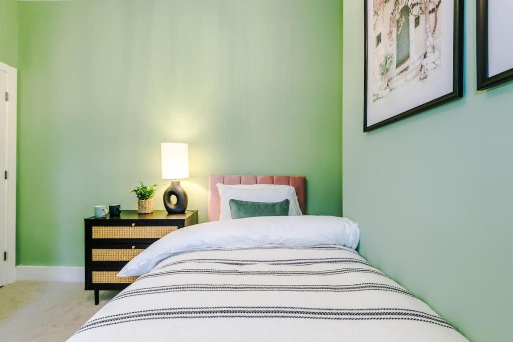 5 Bed Salford Sanctuary Retreat Villa แมนเชสเตอร์ ภายนอก รูปภาพ
