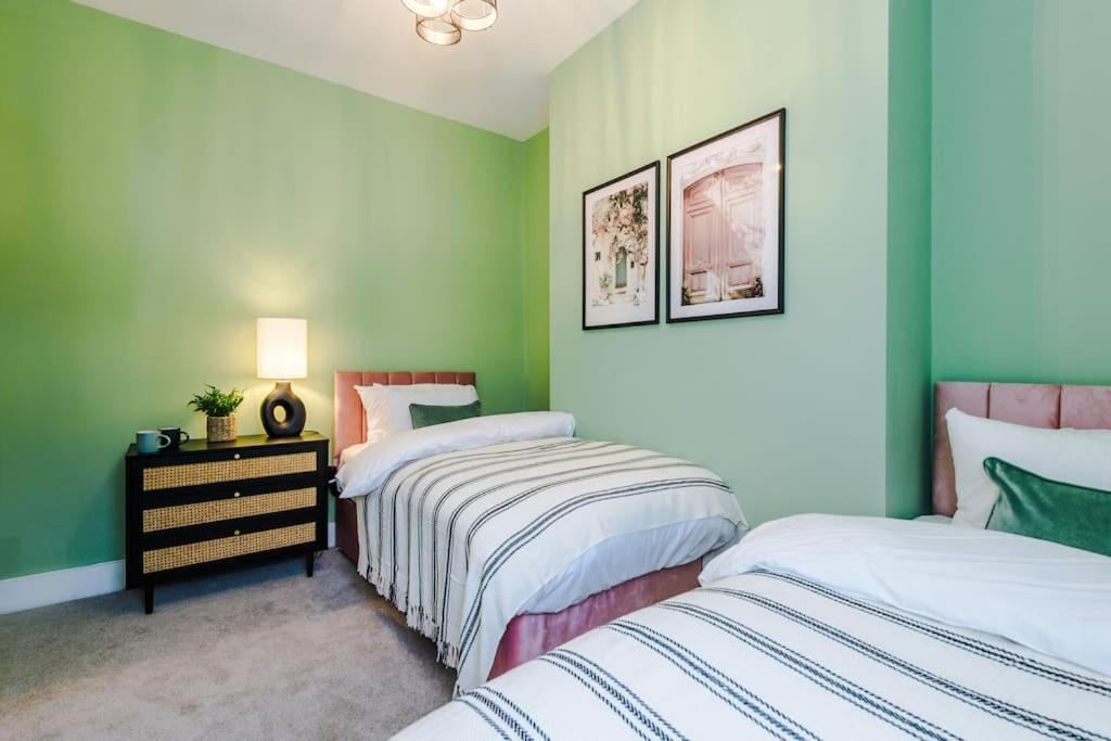 5 Bed Salford Sanctuary Retreat Villa แมนเชสเตอร์ ภายนอก รูปภาพ