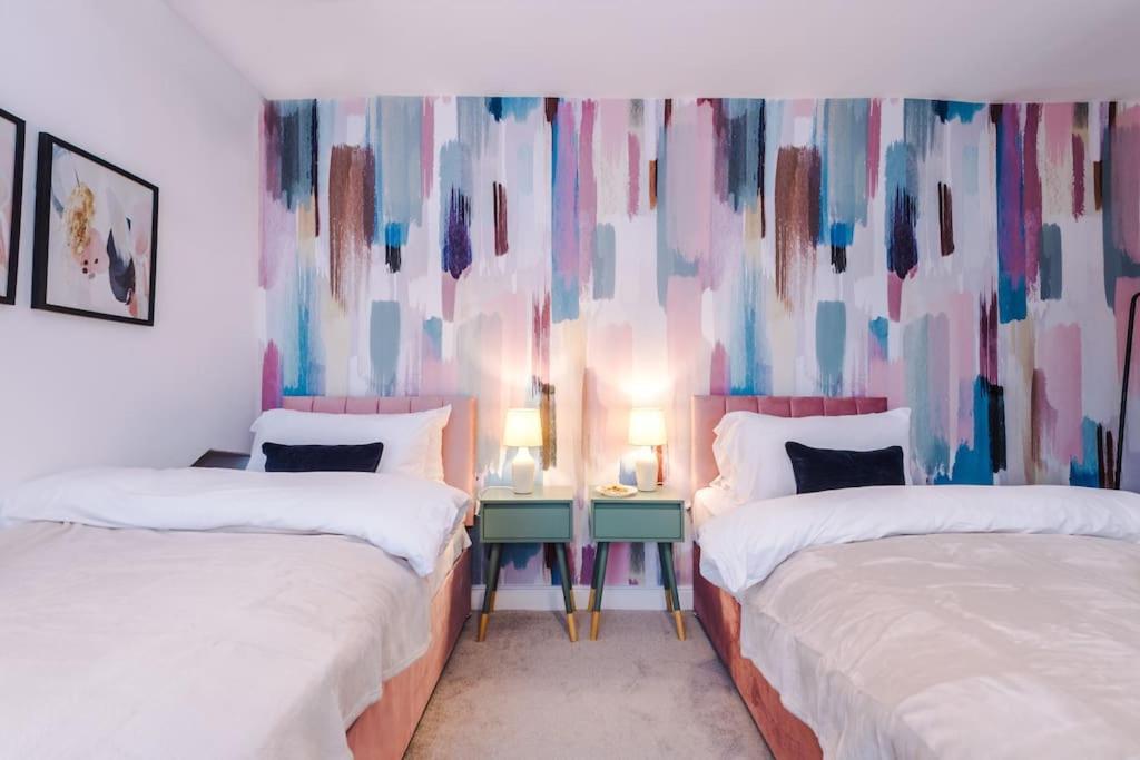 5 Bed Salford Sanctuary Retreat Villa แมนเชสเตอร์ ภายนอก รูปภาพ