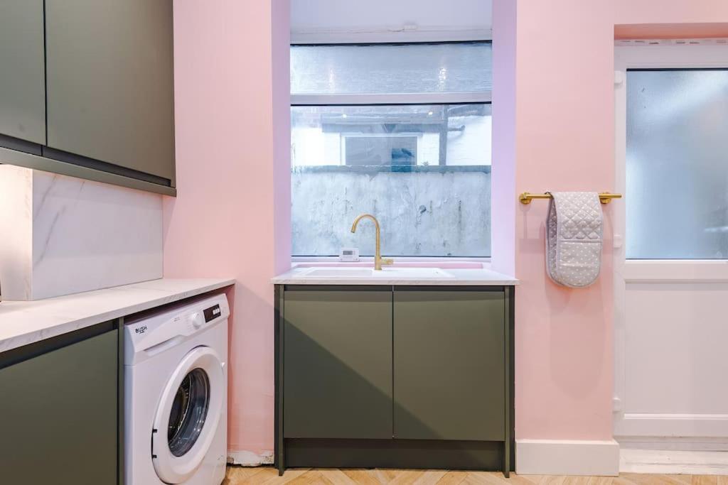 5 Bed Salford Sanctuary Retreat Villa แมนเชสเตอร์ ภายนอก รูปภาพ