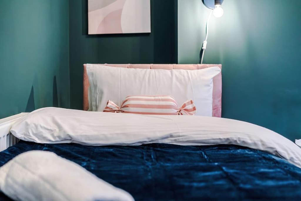 5 Bed Salford Sanctuary Retreat Villa แมนเชสเตอร์ ภายนอก รูปภาพ