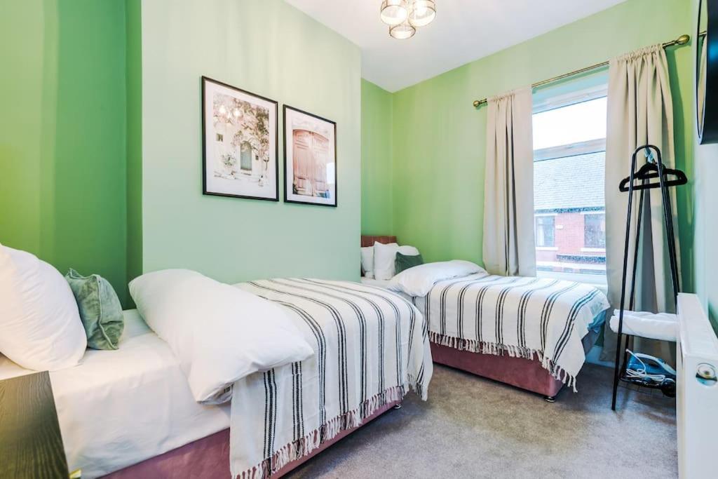 5 Bed Salford Sanctuary Retreat Villa แมนเชสเตอร์ ภายนอก รูปภาพ