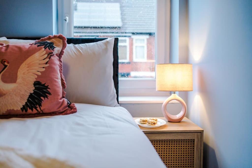 5 Bed Salford Sanctuary Retreat Villa แมนเชสเตอร์ ภายนอก รูปภาพ